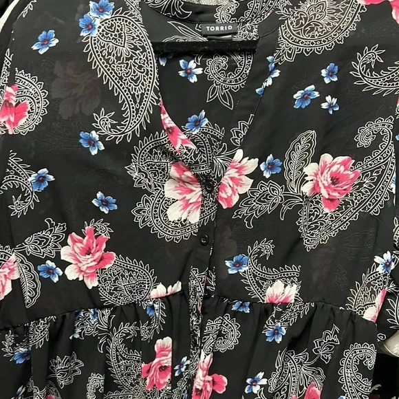Torrid Paisley Print Chiffon Button Front Hi-Low Top - Picture 4 of 8